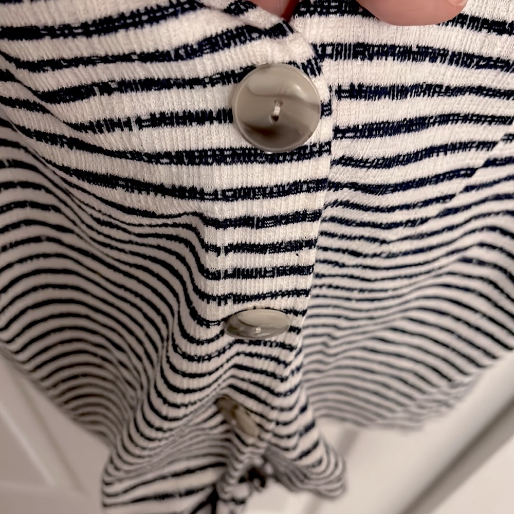 Sleeveless button down - Picture 3 of 4